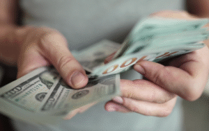 mani che scambiano denaro con codice bic