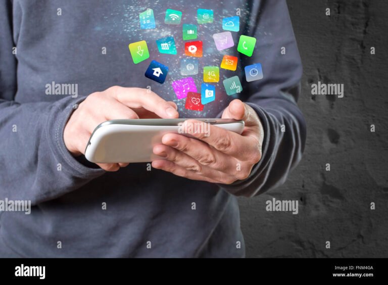 mani che scambiano smartphone con icone dati fluttuanti