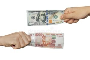 mani che scambiano soldi con cambiale