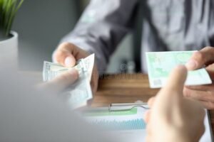 mani che scambiano soldi senza documenti