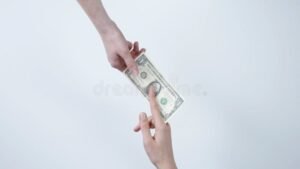mani che scambiano una cambiale firmata