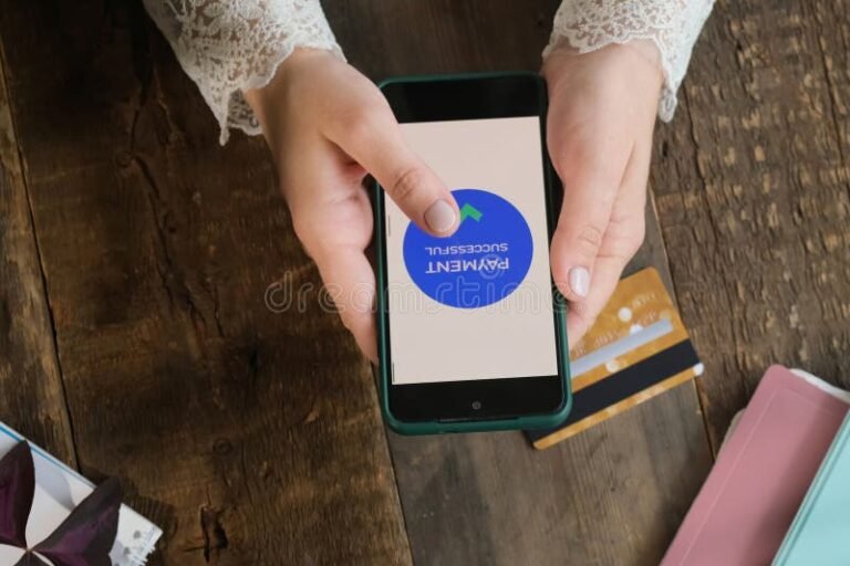 Come si fa un bonifico bancario passo dopo passo 2 mani che usano smartphone per bonifico bancario