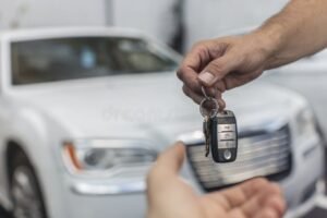 mano che consegna chiavi auto usata