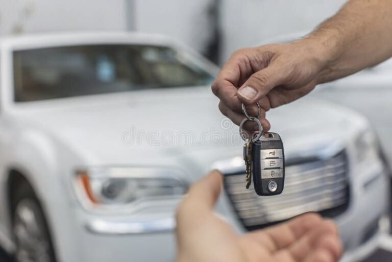 mano che consegna chiavi auto usata