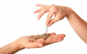 mano che consegna chiavi di casa sicure
