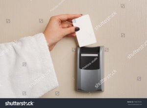 mano che inserisce tessera in serratura elettronica