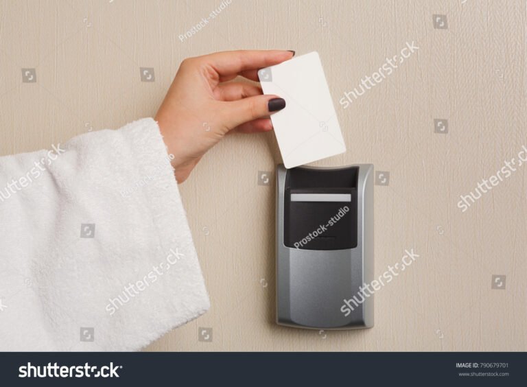 mano che inserisce tessera in serratura elettronica