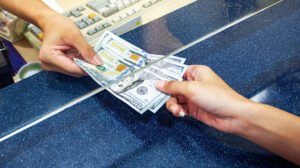 mano che riceve soldi da banca tradizionale