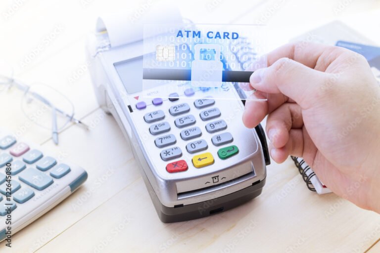 Come si Calcola il Saldo di un Conto Corrente a Partire dall'IBAN 32 mano che tiene carta bancaria e calcolatrice