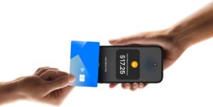 mano che tiene iphone con apple wallet aperto