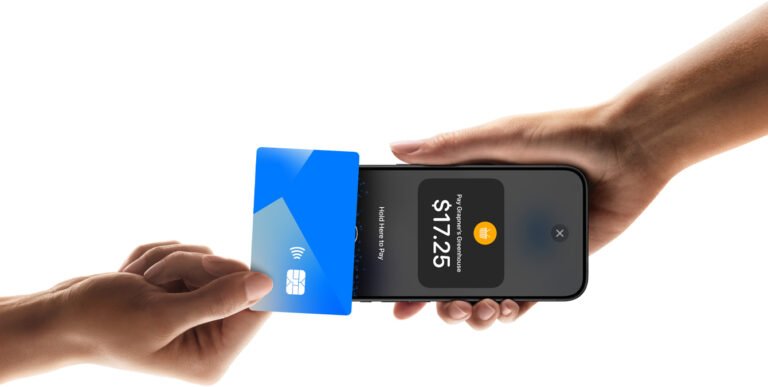 mano che tiene iphone con apple wallet aperto