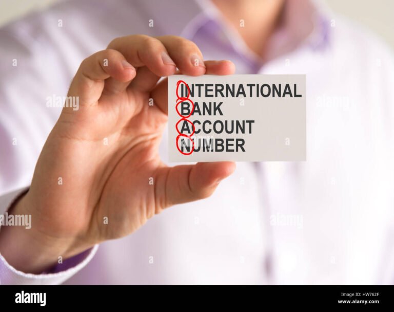 Per Fare Un Bonifico Serve Solo L'IBAN O Altri Dati Sono Necessari 2 mano che tiene una carta bancaria con iban