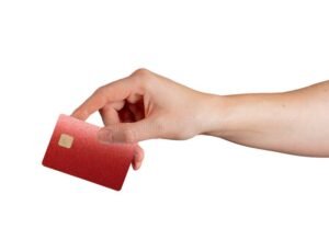 mano che tiene una carta di credito brillante