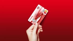 mano che tiene una carta postepay nuova