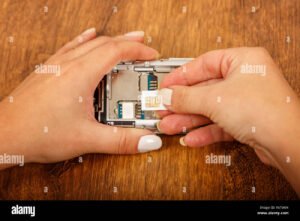 mano inserisce carta sim in smartphone