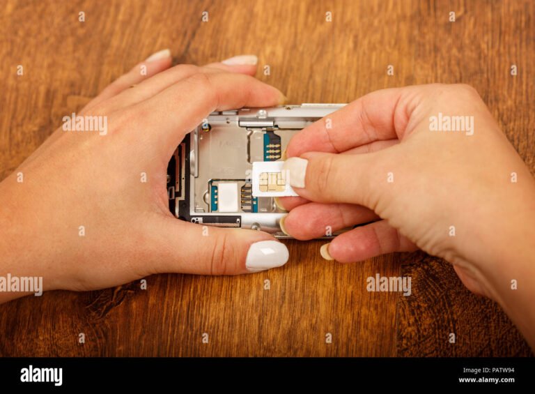 mano inserisce carta sim in smartphone