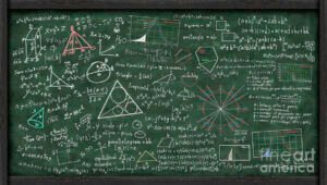 matematico che calcola formule su lavagna nera