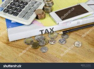 moneta e calcolatrice su documento fiscale