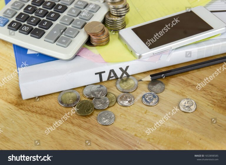 moneta e calcolatrice su documento fiscale