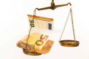 moneta europea in equilibrio su bilancia