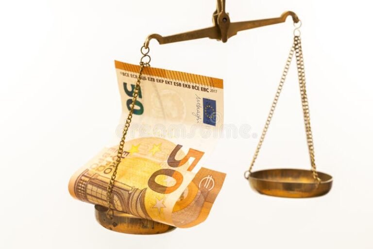 moneta europea in equilibrio su bilancia