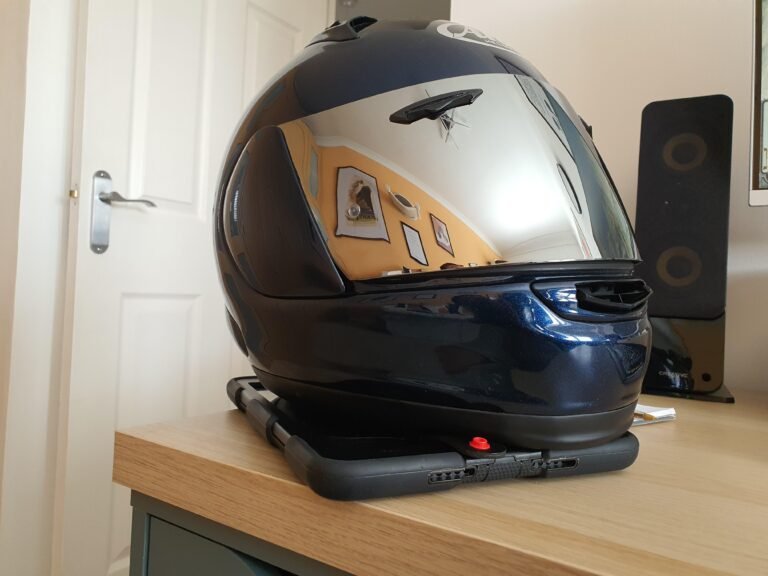 moto parcheggiata con casco e assicurazione visibile