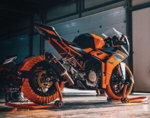 moto sportiva in vendita con sfondo urbano