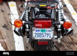 motociclo con targa in primo piano