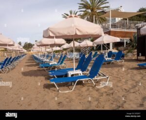 ombrelloni e lettini ordinati sulla spiaggia