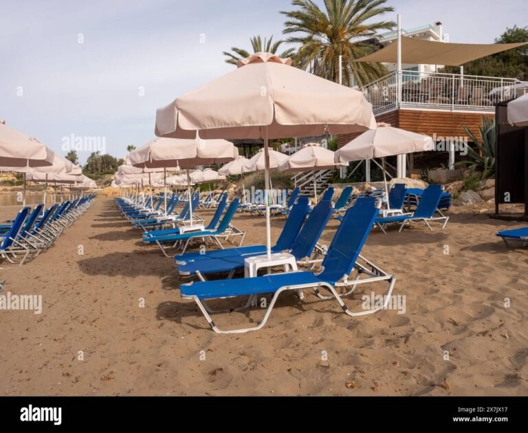 ombrelloni e lettini ordinati sulla spiaggia