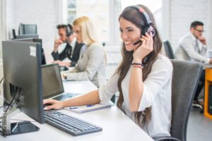 operatore call center con cuffie e computer