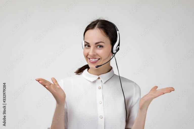 operatore call center con cuffie e sorriso