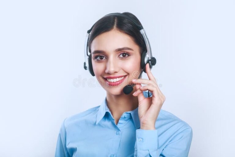 operatore telefonico con cuffie sorridente assistenza clienti