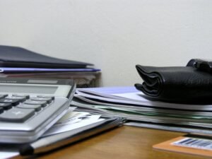 orologio e documenti bancari sul tavolo