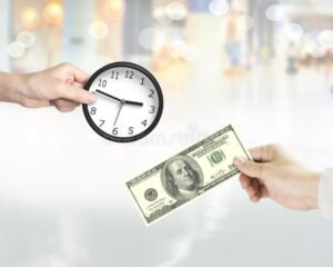 orologio e mano che tiene denaro contante