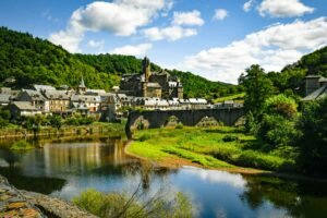 paesaggio del borgo con castello e fiume