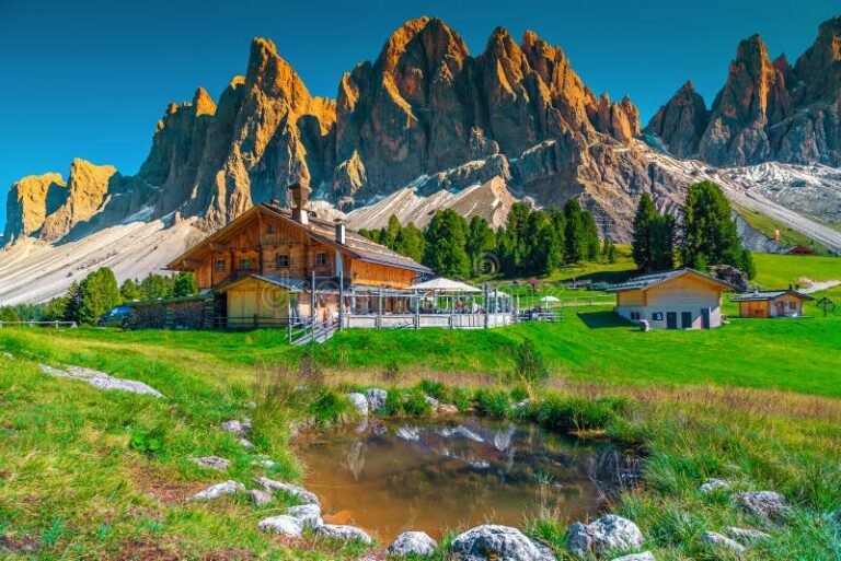 paesaggio montano alpino con chalet accoglienti