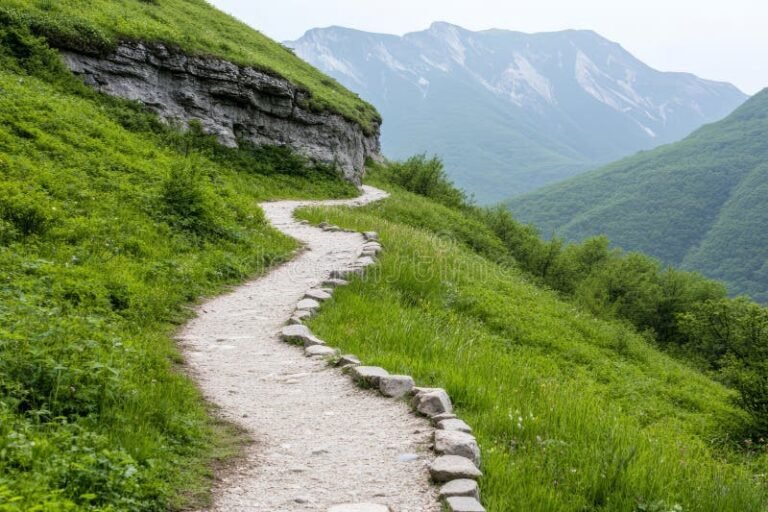 paesaggio montano con sentieri escursionistici verdi