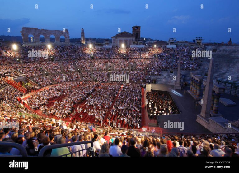 panorama arena di verona con folla e palco
