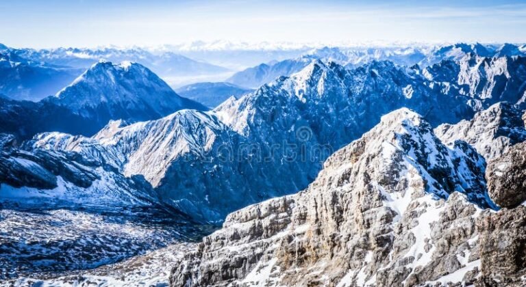 panorama con terreno ampio e segnali edilizi