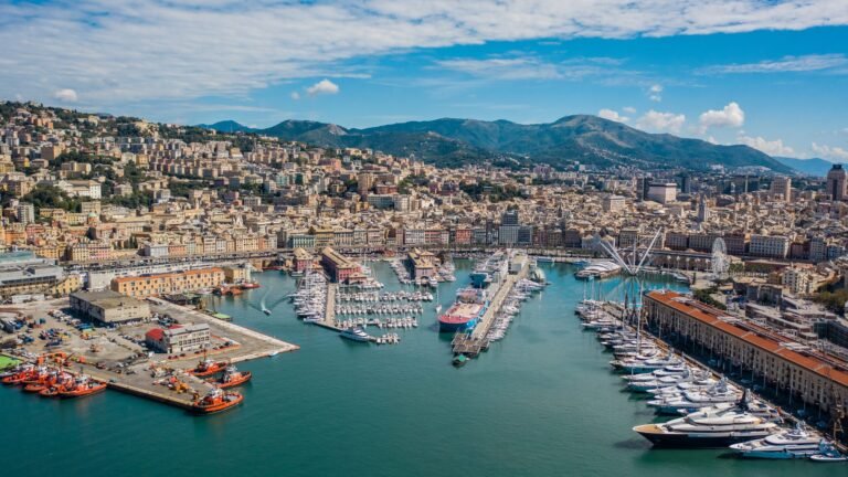 panorama di genova con persone che partecipano insieme