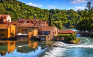 panorama di valeggio sul mincio con case tipiche