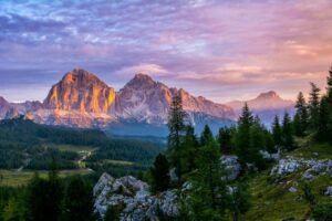 panorama mozzafiato delle dolomiti al tramonto