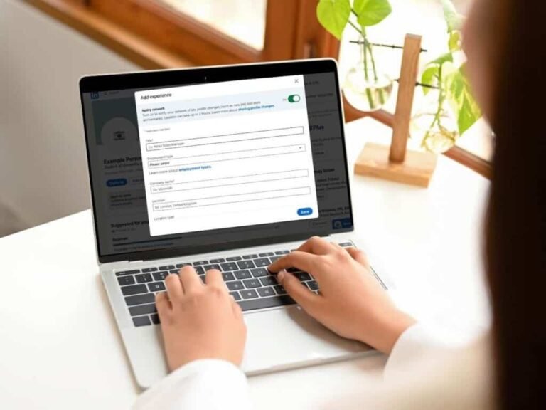 Come cambiare il CV su LinkedIn in modo semplice e veloce 24 persona che aggiorna profilo linkedin su laptop