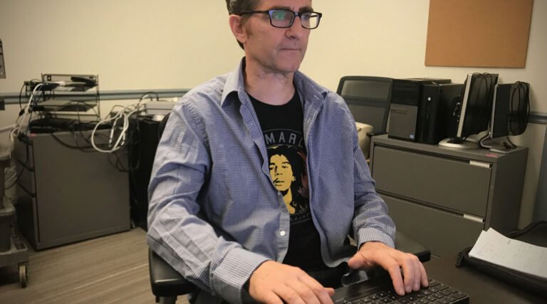 Cosa Si Può Segnalare con il Whistleblowing e Come Funziona 2 persona che consegna documento riservato anonimamente