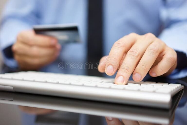 Cos’è un bonifico parlante per la ristrutturazione edilizia e come funziona 7 persona che esegue bonifico al computer