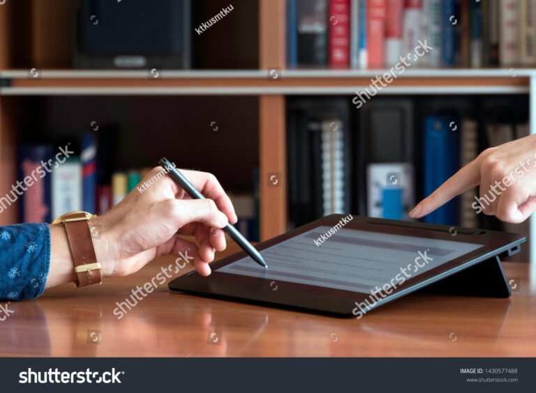 Come ottenere la firma digitale per privati e a cosa serve 35 persona che firma digitalmente con tablet