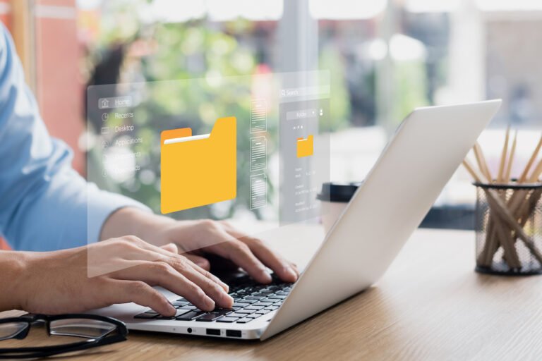 Come Si Gestiscono Fatture Elettroniche e Altri Dati Iva Correttamente 1 persona che gestisce documenti digitali al computer