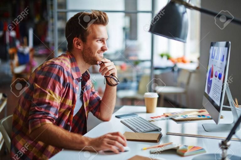 persona che lavora al computer con dati