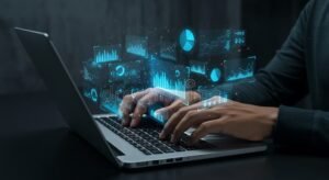 persona che lavora con grafici e dati digitali